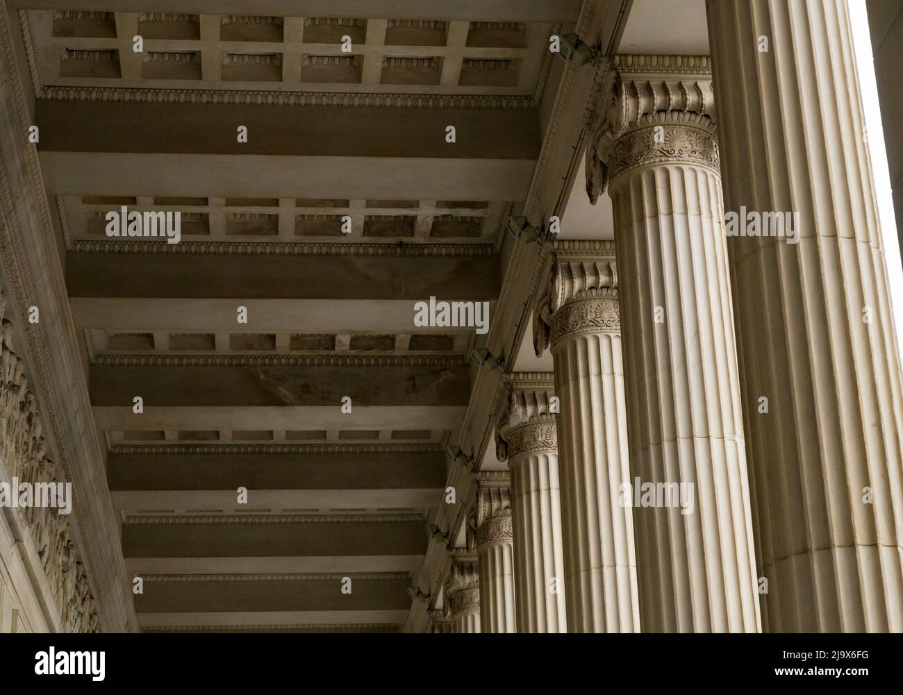 Molte vecchie colonne greche con la riflessione. Foto Stock