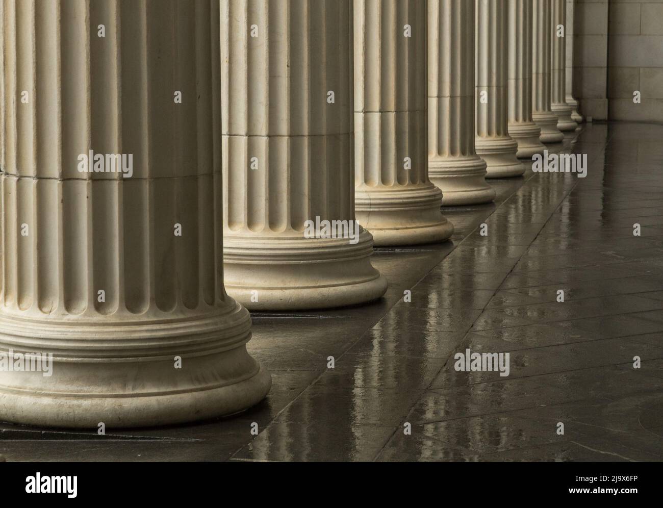 Molte vecchie colonne greche con la riflessione. Foto Stock