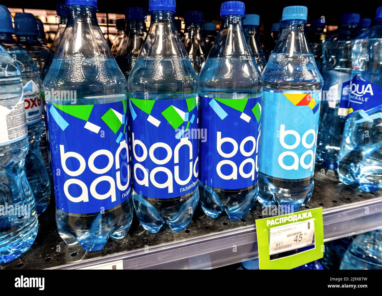 Samara, Russia - 17 marzo 2022: Bonaqua ha imbottigliato acqua fresca pronta per la vendita in un superstore Foto Stock