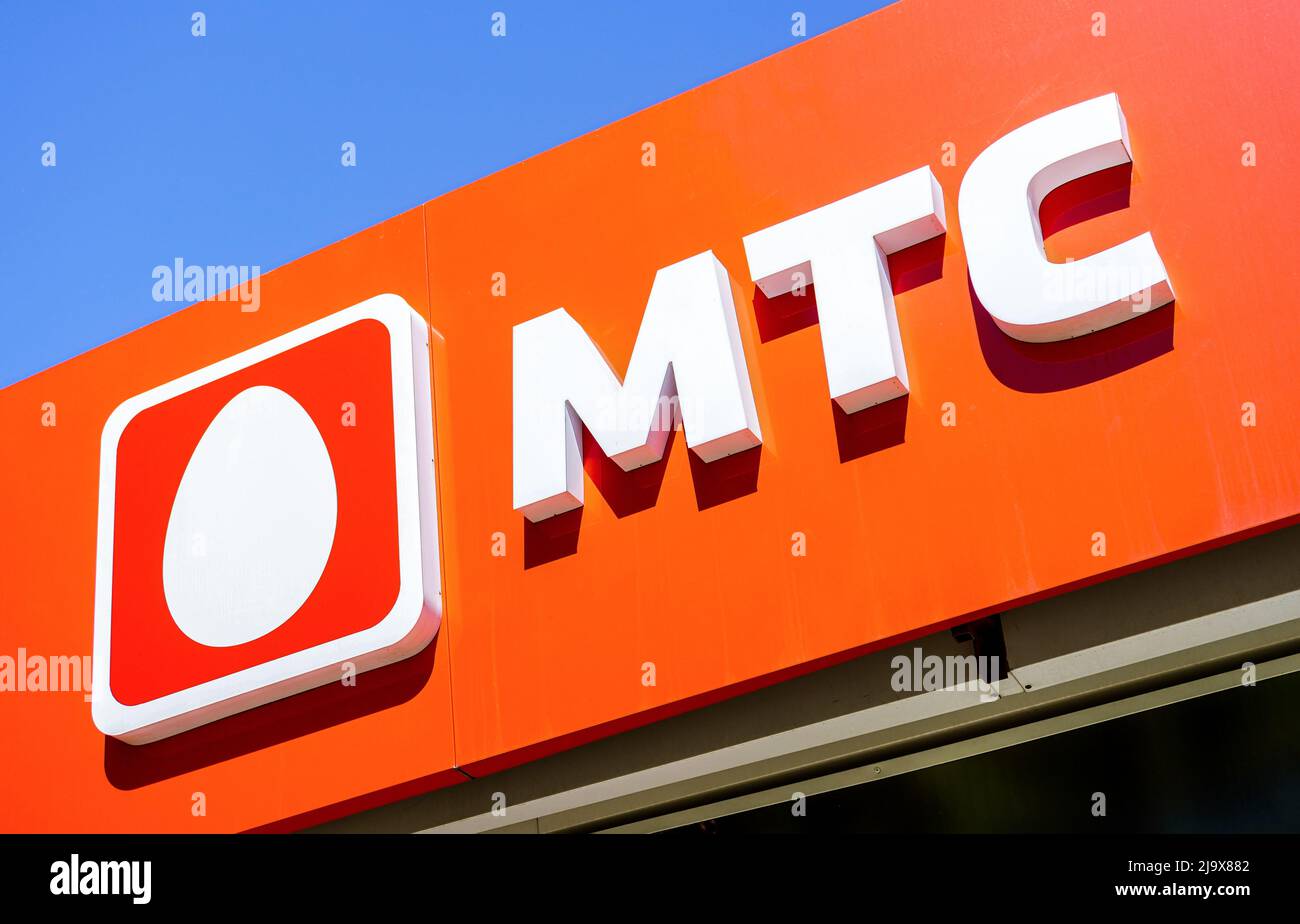 Samara, Russia - 24 maggio 2022: Logo del salone cellulare MTS contro un cielo blu Foto Stock