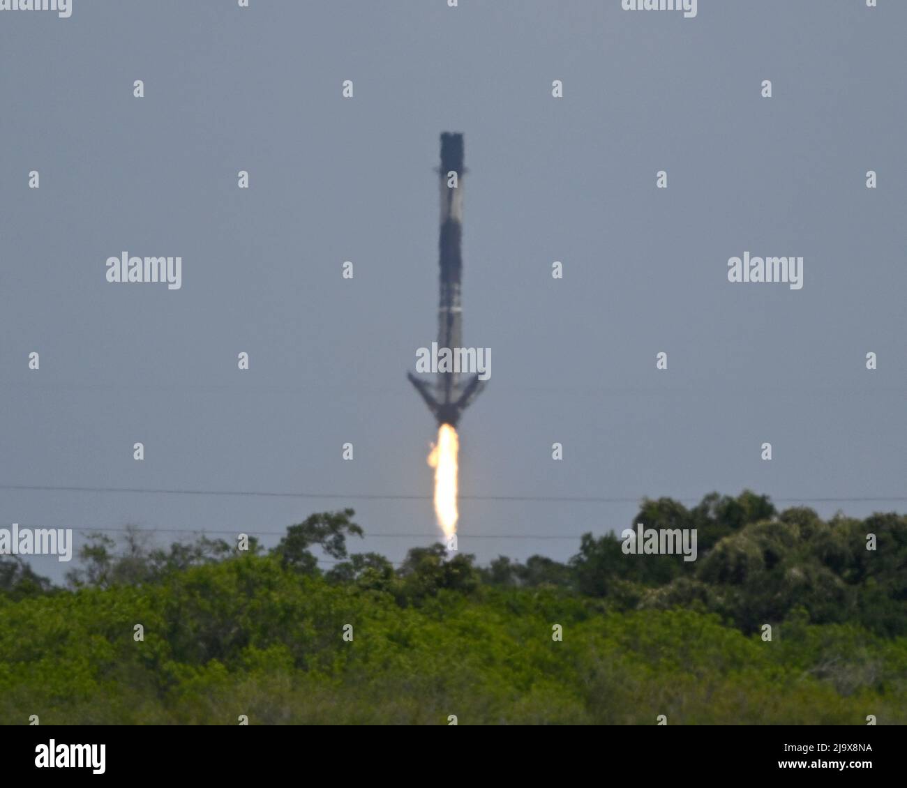 Un razzo SpaceX Falcon 8 ritorna alla Landing zone 1 minuti dopo il lancio del carico utile Transporter 5 dal complesso 40 alla Cape Canaveral Space Force Station, Florida, mercoledì 25 maggio 2022. Transporter 5 include microsatellites multipli per clienti commerciali e governativi. Foto di Joe Marino/UPI Credit: UPI/Alamy Live News Foto Stock