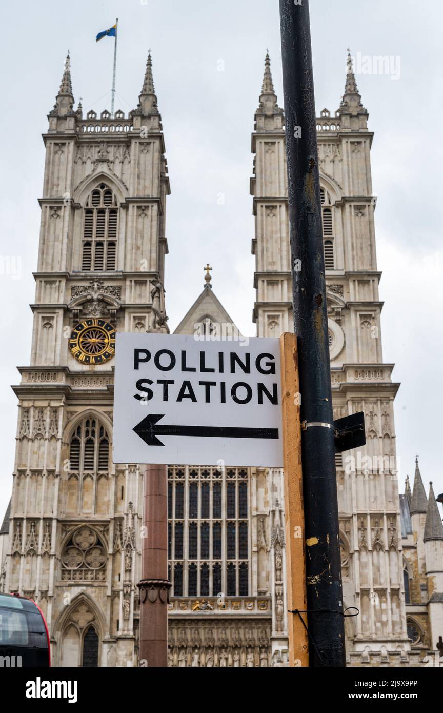Londra, UK- 3 maggio 2022: Un cartello per la stazione di polling fuori dall'abbazia di Westminster a Londra Foto Stock