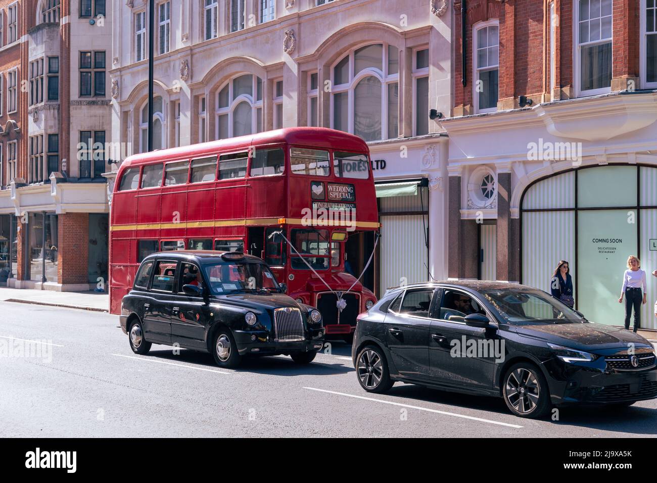 Londra, Inghilterra - 14 maggio 2022: Icona vecchio autobus a due piani rosso utilizzato per le nozze in una giornata di sole Foto Stock