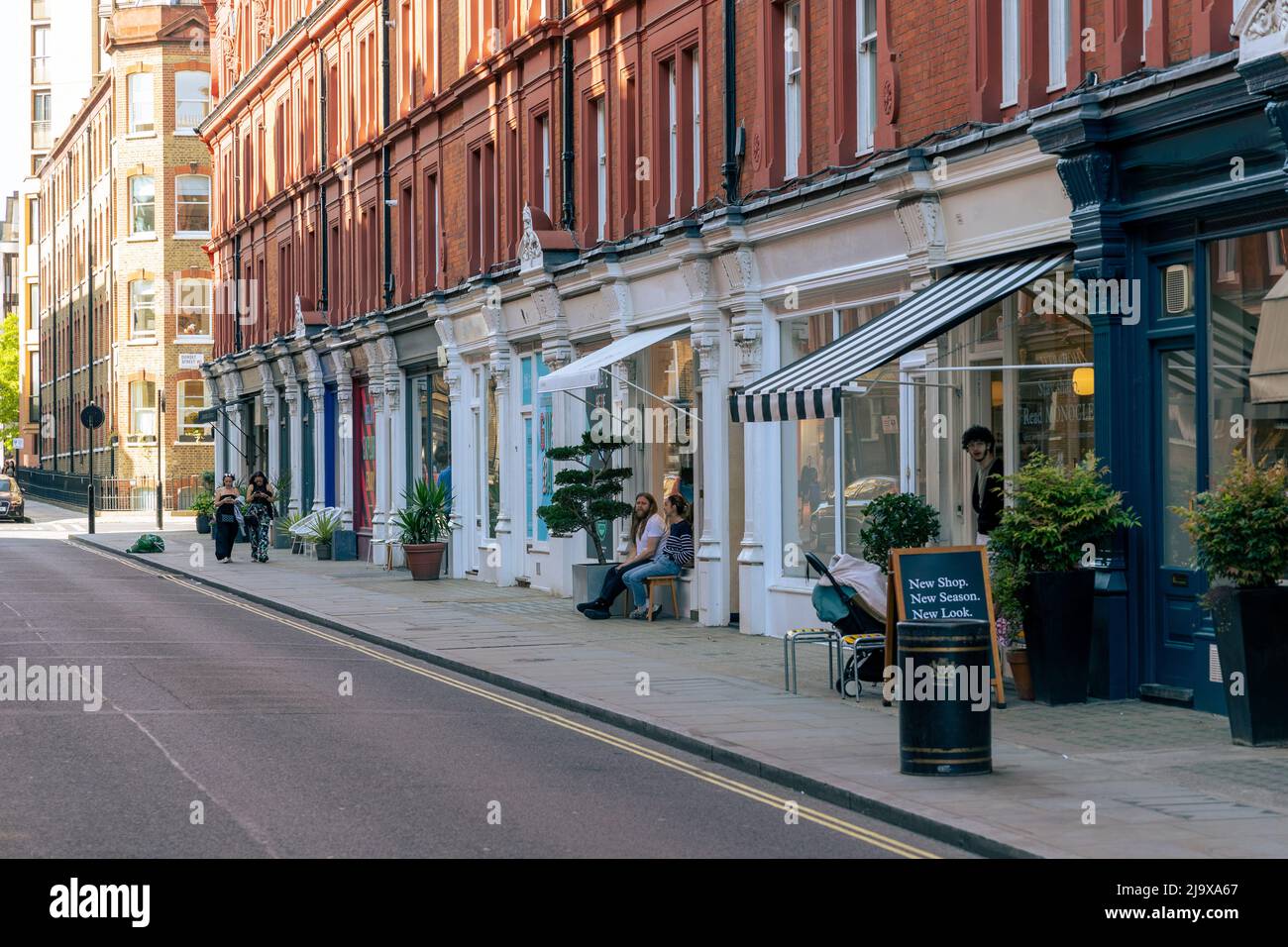 Londra, Inghilterra - 14 maggio 2022: Shopping Chiltern Street nella città di Westminster, Londra, Inghilterra Foto Stock