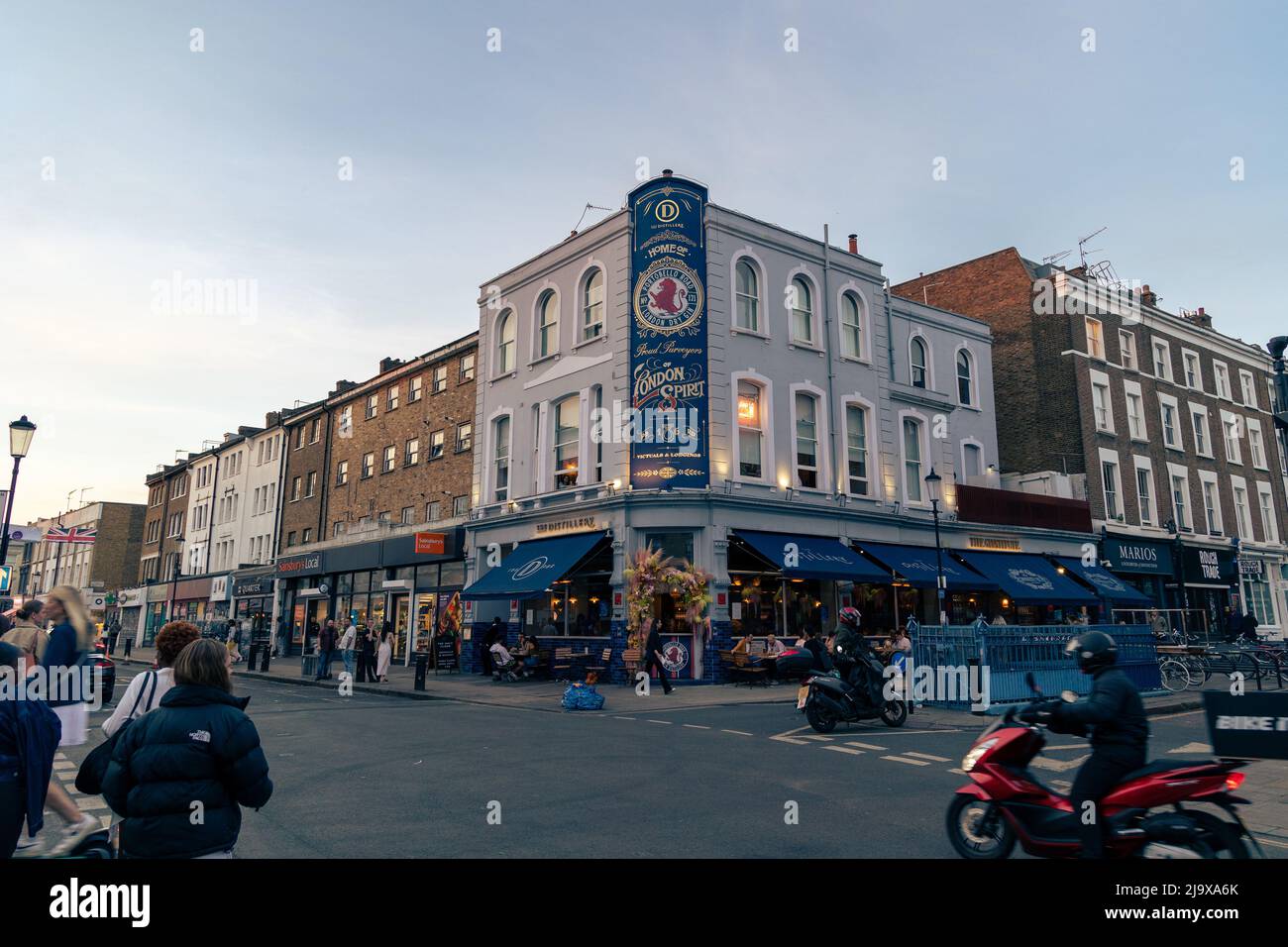 Londra, Inghilterra - 14 maggio 2022: Vivace Portobello St a Notting Hill con bar e ristoranti al tramonto Foto Stock