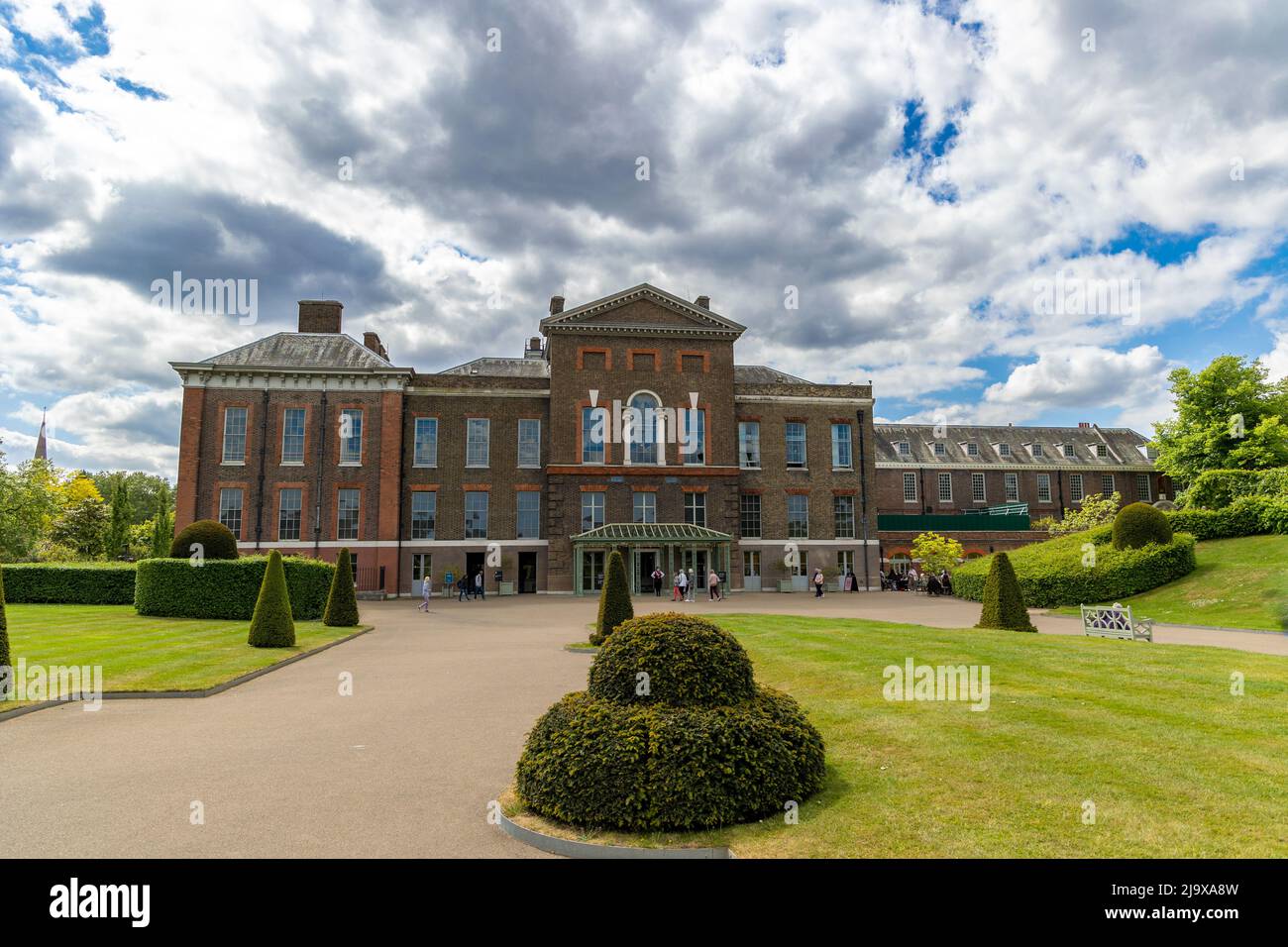 Londra, Inghilterra - 12 maggio 2022: Vista frontale di Kensington Palace, Kensington Gardens Foto Stock