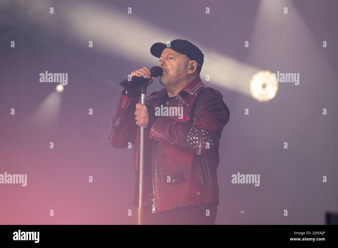 Milano, Italia. 24th maggio 2022. Il cantante italiano Vasco Rossi si esibisce dal vivo nell'ippodromo di la Maura a San Siro, Milano per non Stop Live 2022 Foto Stock