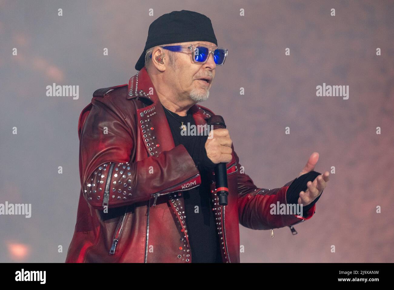 Milano, Italia. 24th maggio 2022. Il cantante italiano Vasco Rossi si esibisce dal vivo nell'ippodromo di la Maura a San Siro, Milano per non Stop Live 2022 Foto Stock