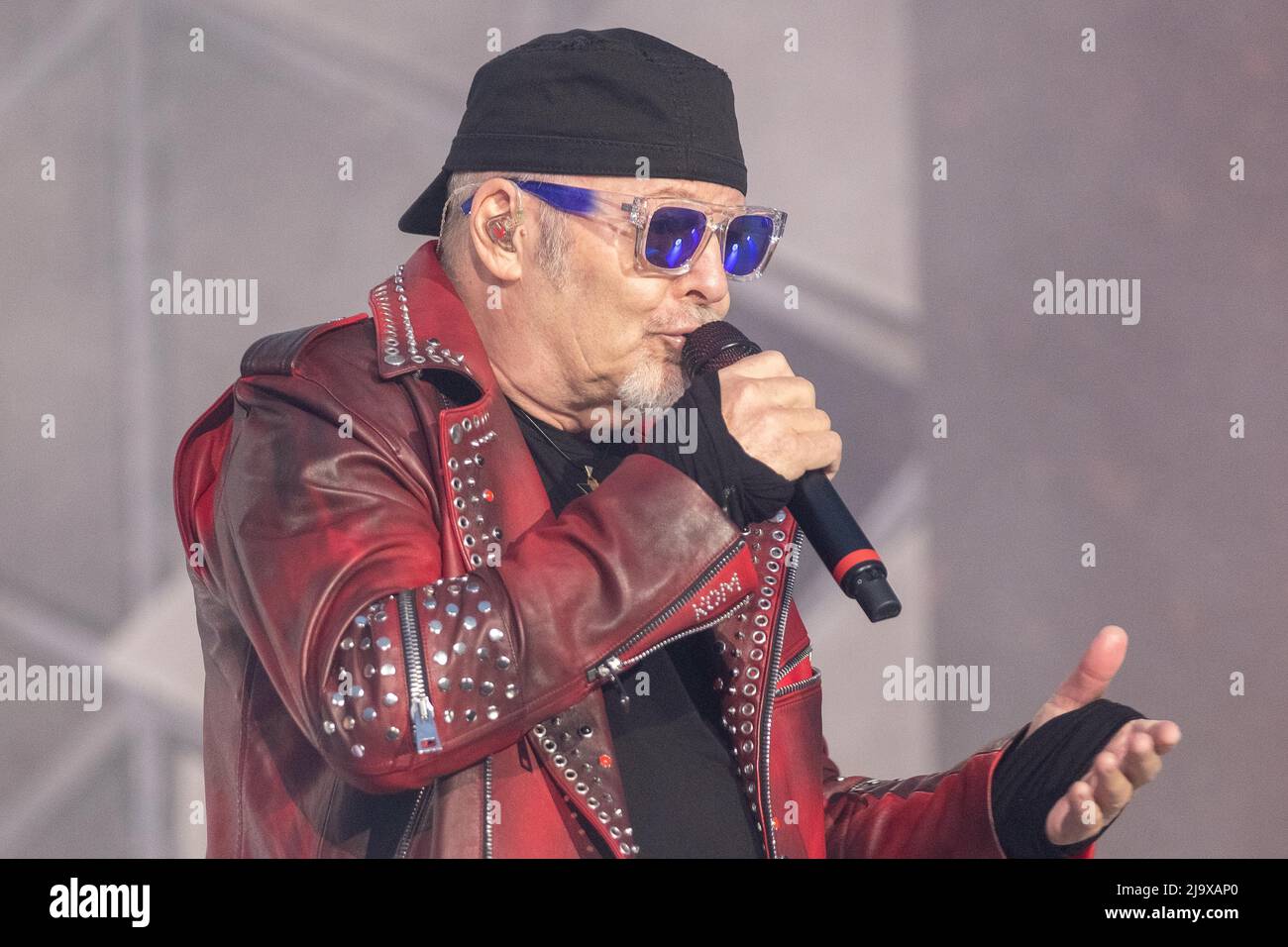 Milano, Italia. 24th maggio 2022. Il cantante italiano Vasco Rossi si esibisce dal vivo nell'ippodromo di la Maura a San Siro, Milano per non Stop Live 2022 Foto Stock