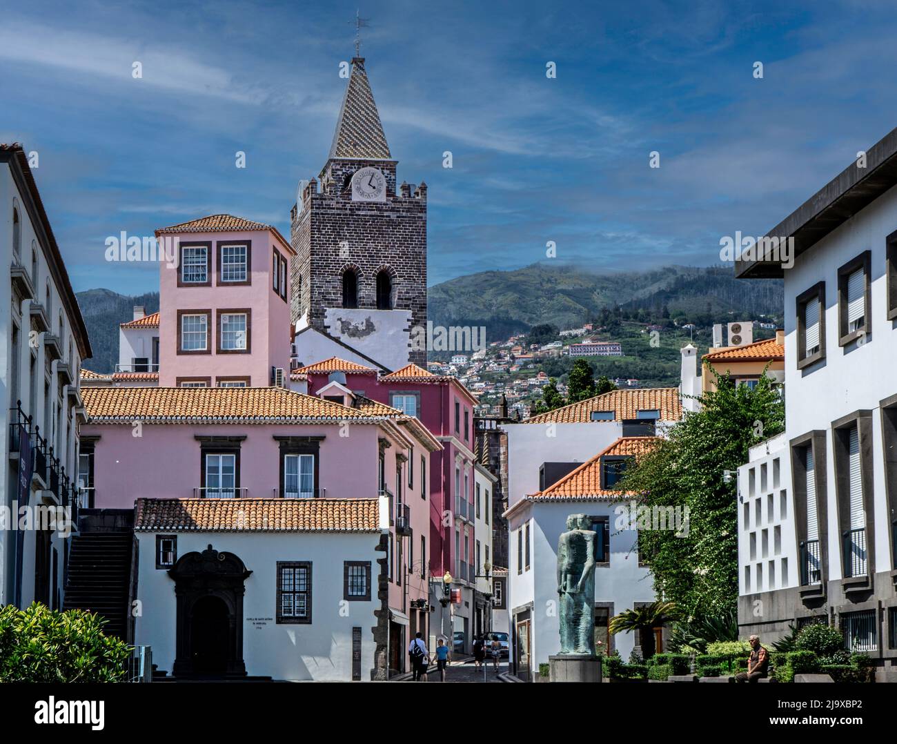 Gli edifici della città vecchia di Funchal, Madeira con la torre dell'orologio della cattedrale cattolica romana sullo sfondo. Foto Stock