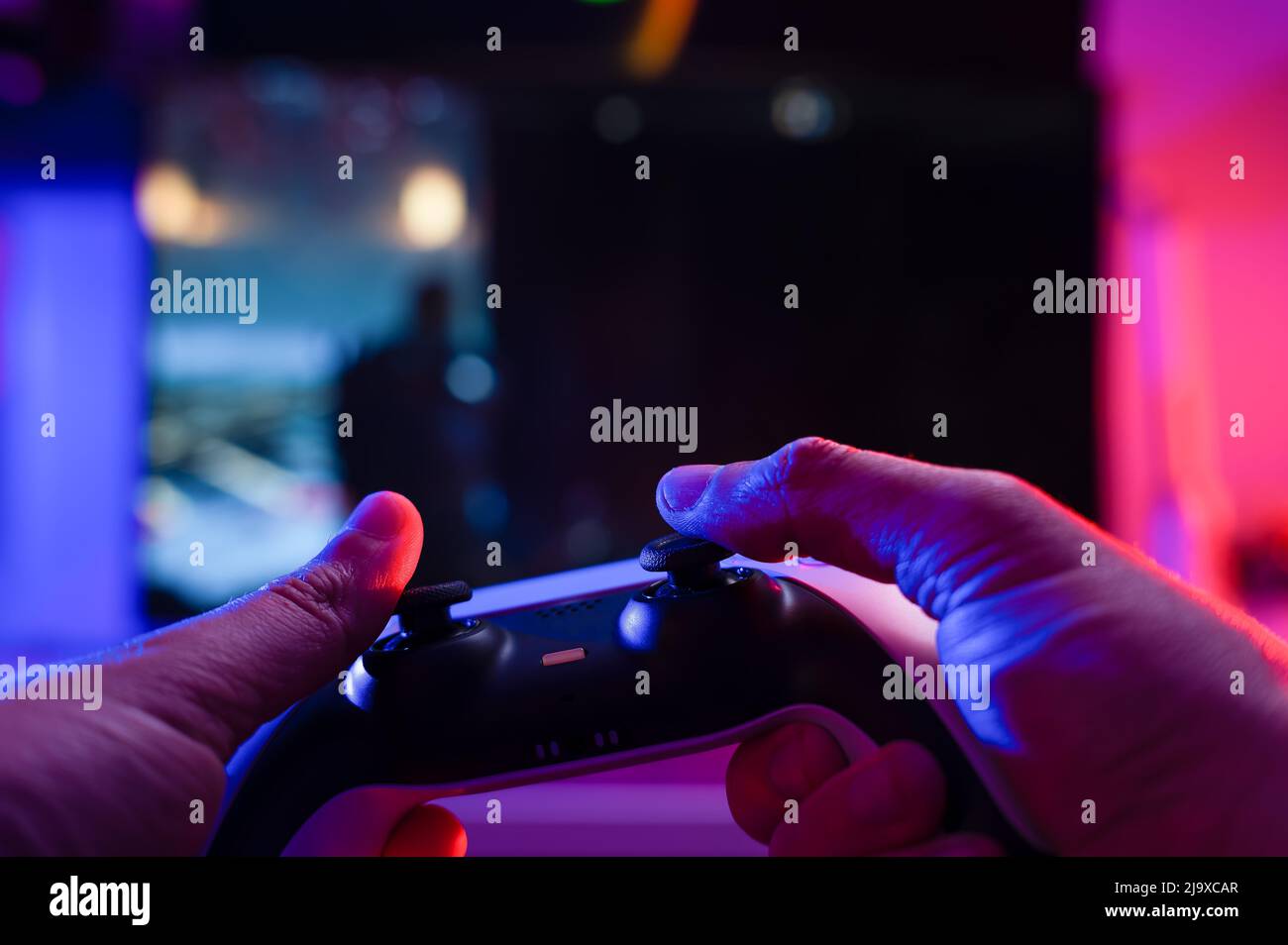 Joystick nelle mani di un giocatore. Background tecnologico. Primo piano. Videogiochi, intrattenimento, competizione online con gli amici, ricreazione, Game st Foto Stock