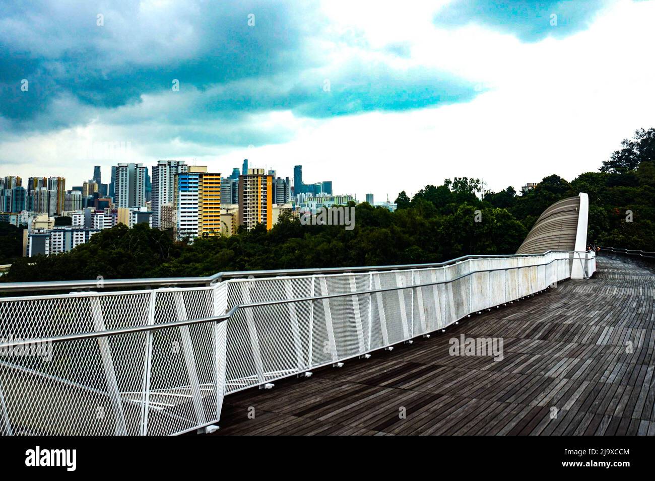 Città di Singapore prima della pioggia, moderno ponte parco Foto Stock