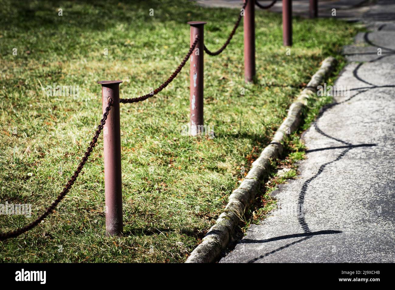 Sfondo giardino dettaglio su catena basso recinzione Foto Stock