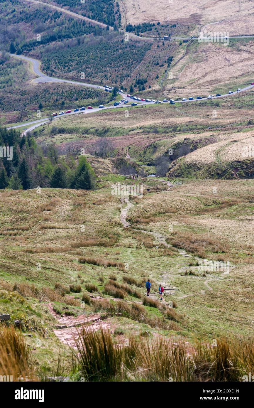 Sentiero escursionistico su Blaen-y-Glyn e auto parcheggiate nel Brecon Beacons, Galles, Regno Unito Foto Stock