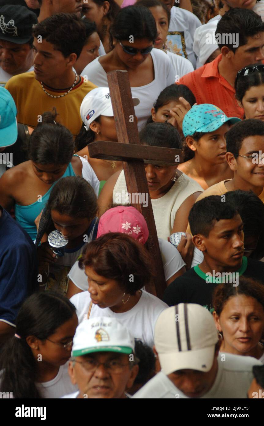 I devoti pagano le loro promesse a Maria di Nazaret a Círio de Nazaré, la più grande processione mariana del mondo. Belém, Pará, Amazzonia, Brasile. 2005. Foto Stock