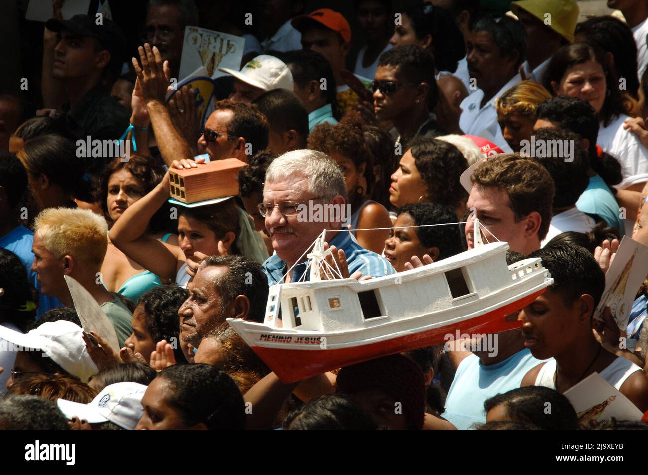 I devoti pagano le loro promesse a Maria di Nazaret a Círio de Nazaré, la più grande processione mariana del mondo. Belém, Pará, Amazzonia, Brasile. 2005. Foto Stock