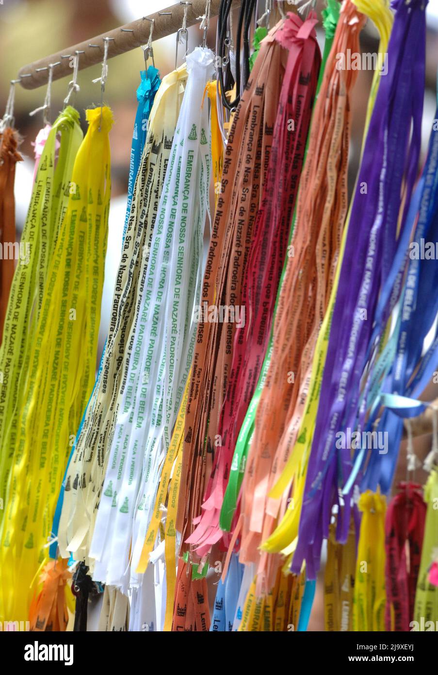 “Fitas do Círio”, bande colorate simbolo di Círio de Nazaré, la più grande processione mariana del mondo. Belém, Pará, Amazzonia, Brasile. Foto Stock