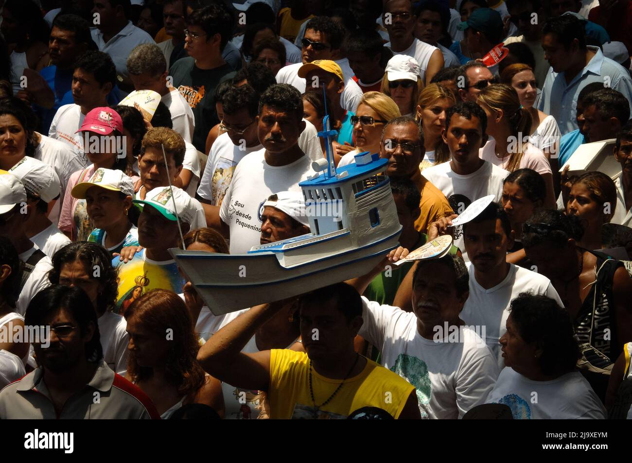 Pellegrini che pagano le loro promesse a Maria di Nazareth a Círio de Nazaré, la più grande processione mariana del mondo. Belém, Pará, Amazzonia, Brasile. 2005. Foto Stock