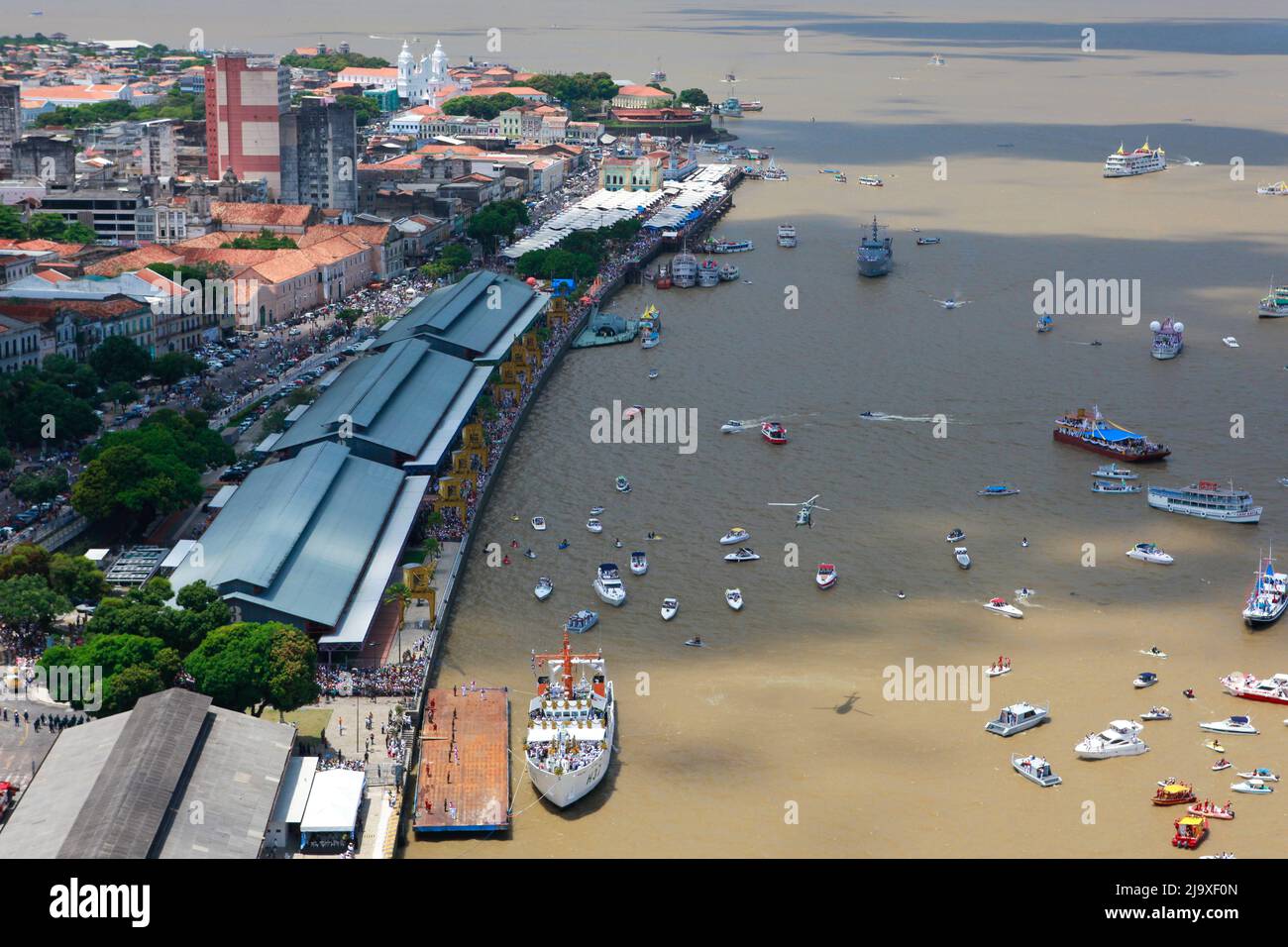 Barche a Círio Fluvial, parte di Círio de Nazaré, la più grande processione mariana, che avviene ogni ottobre a Belém, Pará, Brasile. Ottobre, 2009. Foto Stock