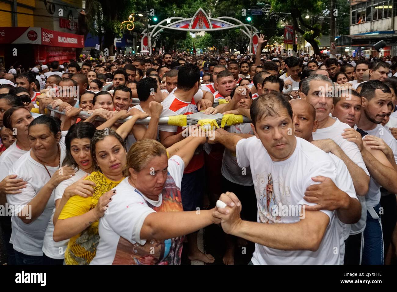 Pellegrini che pagano le loro promesse alla Madonna di Nazareth a Círio de Nazaré a Belém, Pará, Amazzonia, Brasile. Ottobre, 2017. Foto Stock