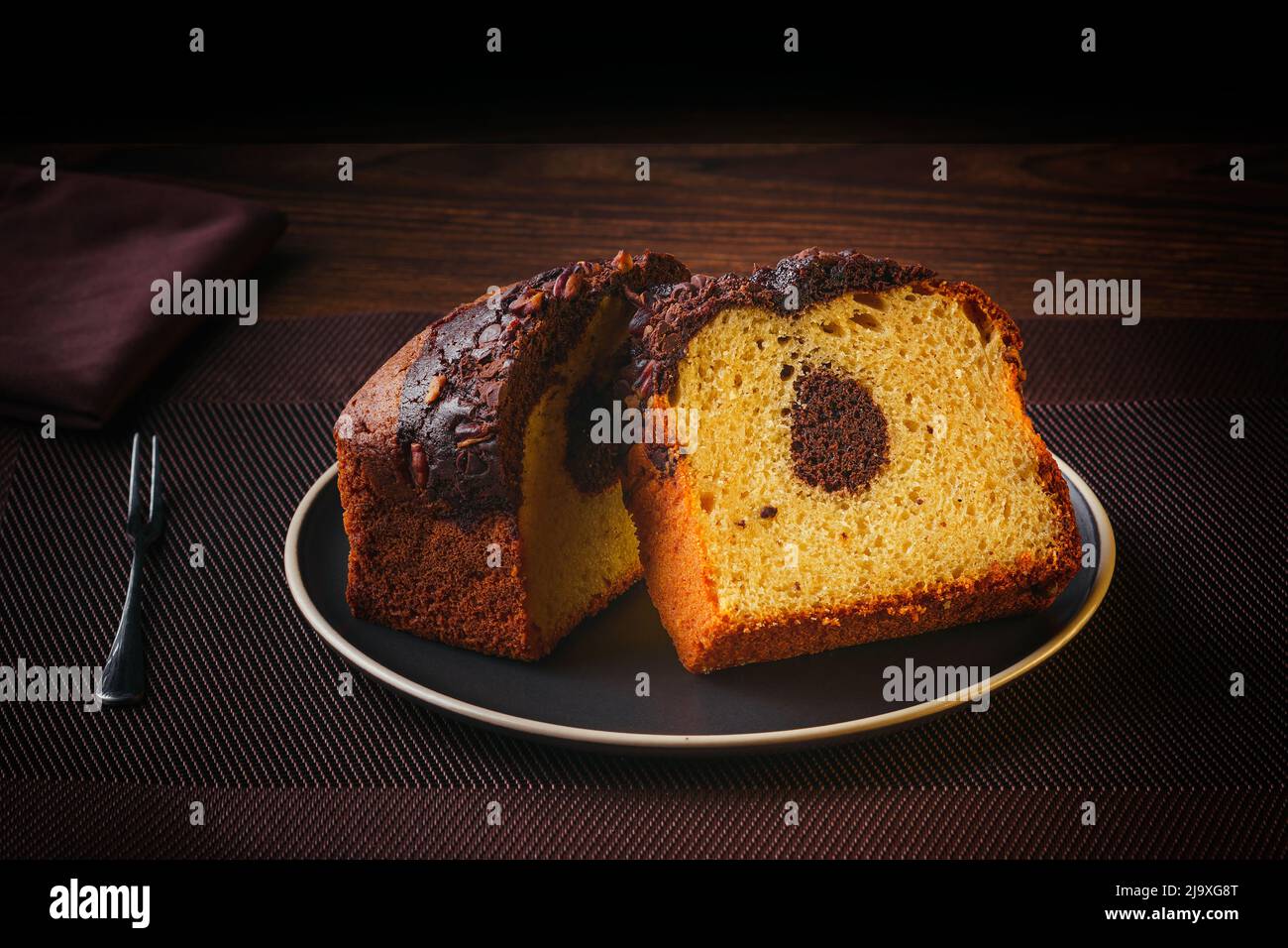 Torta di marmo al cioccolato fatta in casa. Pancake alla vaniglia al cioccolato su un piatto su un tavolo raffinato, dolci raffinati Foto Stock