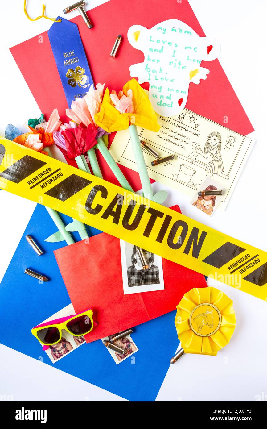 Foto appiattite verticali di foto e cimeli scolastici su sfondo rosso, bianco e blu, attraversate da nastro giallo di attenzione e proiettili sparsi, Foto Stock