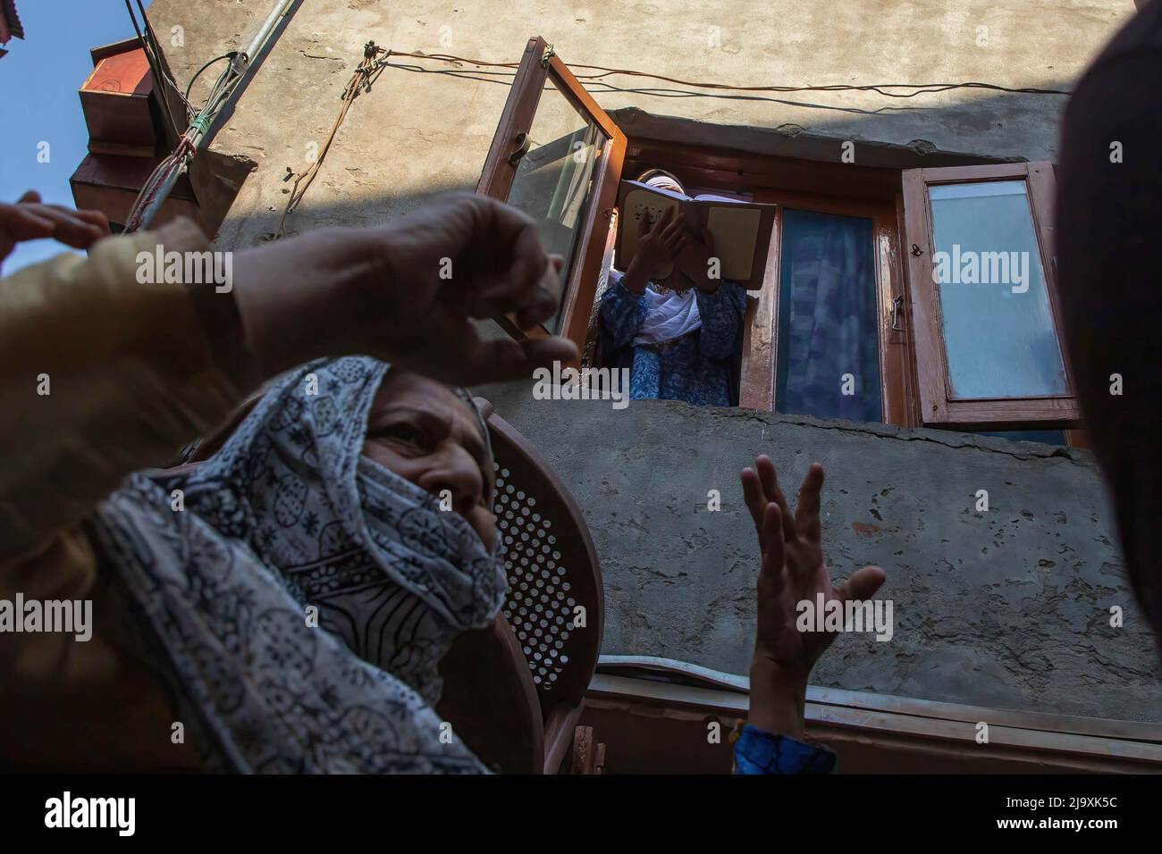 Srinagar, India. 24th maggio 2022. Le donne gridano slogan come sorella del leader separatista Kashmiri Yasin Malik, legge i versi del santo Corano durante una manifestazione contro la condanna del leader separatista Kashmiri Yasir Malik. Il tribunale indiano ha condannato il leader a vita in prigione dopo averlo trovato colpevole di terrorismo e sedizione che ha innescato scontri e una parziale chiusura delle imprese nella parte controllata indiana del Kashmir contestato. (Foto di Faisal Bashir/SOPA Images/Sipa USA) Credit: Sipa USA/Alamy Live News Foto Stock