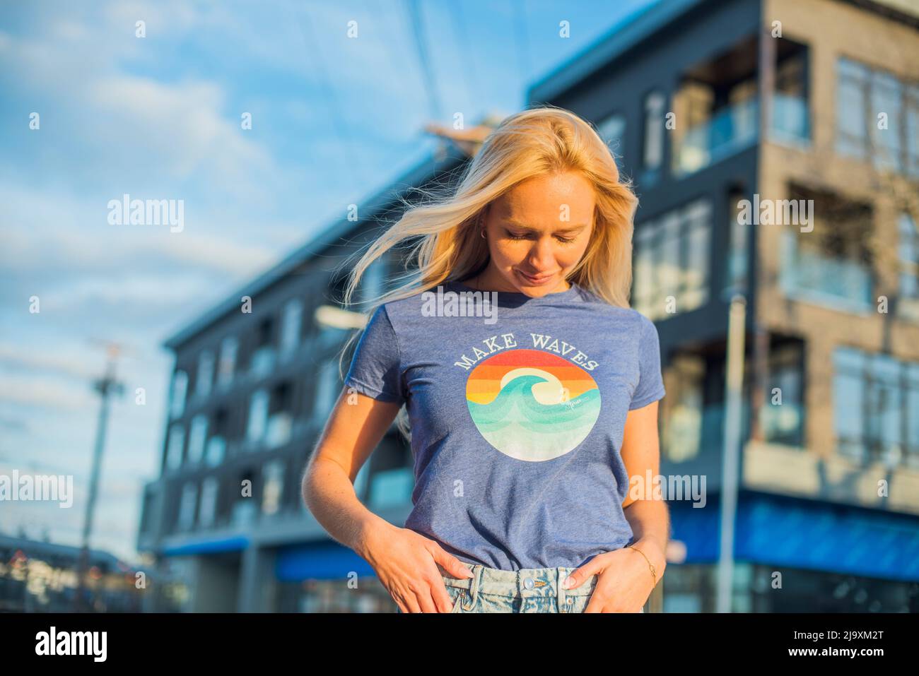 Donna bionda con capelli in gentilezza TShirt Foto Stock