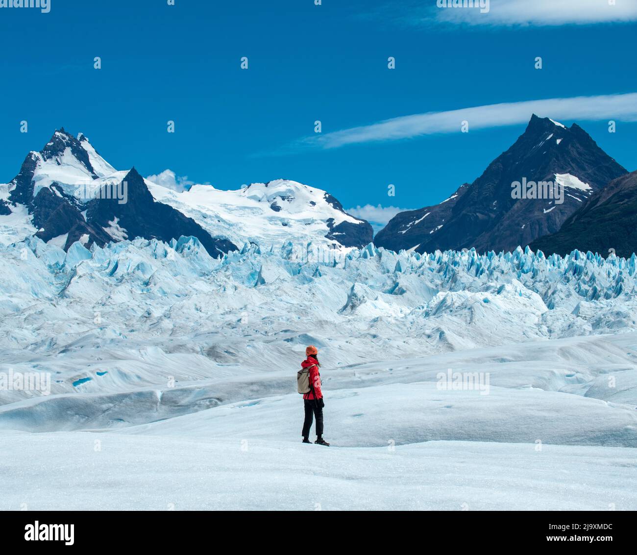 Un escursionista si snoda intorno al paesaggio massiccio del Perito Moren Foto Stock