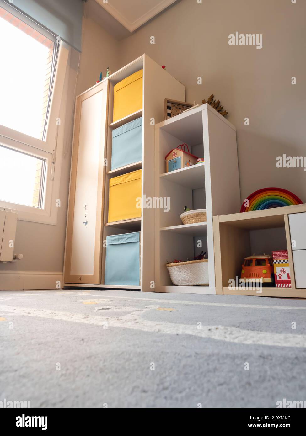 Camera per bambini Montessori con letto a castello e parete per arrampicata Foto Stock