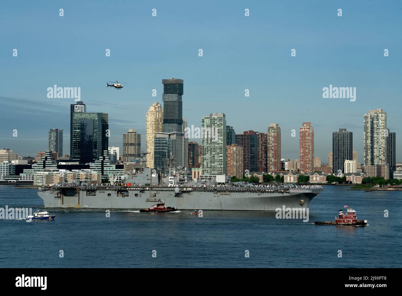 USS Bataan (LHD-5), una nave d'assalto anfibio da Norfolk, Virginia, che si sposta sul fiume Hudson, passando da Jersey City, N.J. all'inizio della Fleet Week 2022. Foto Stock