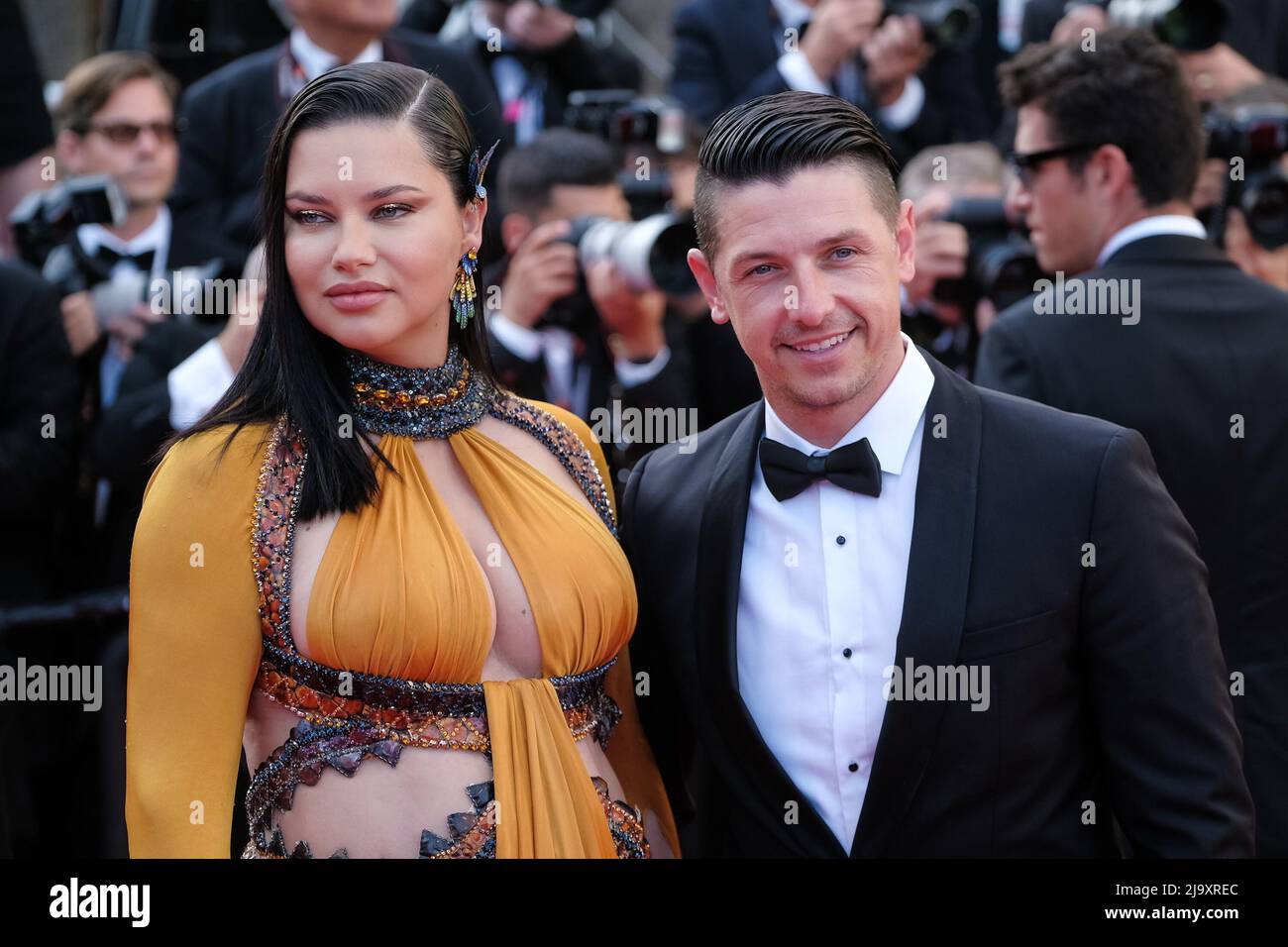 Cannes, Francia. 25th maggio 2022. Cannes, Francia, mercoledì, maggio. 25, 2022 - Adriana Lima e Andre Lemmers visti al tappeto rosso di Elvis durante il Festival del Cinema di Cannes del 75th al Palais des Festivals et des Congrès de Cannes . Foto di Credit: Julie Edwards/Alamy Live News Foto Stock