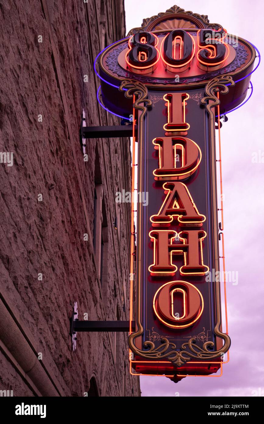 Insegna al neon Idaho nel centro di Boise, Idaho. Situato in Idaho Street, all'altezza della 8th. Cartello pubblicitario neon 805 Idaho edificio. Foto Stock