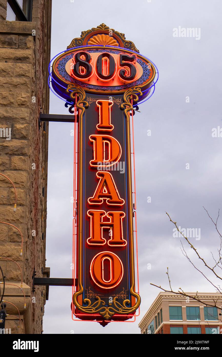 Insegna al neon Idaho nel centro di Boise, Idaho. Situato in Idaho Street, all'altezza della 8th. Cartello pubblicitario neon 805 Idaho edificio. Foto Stock