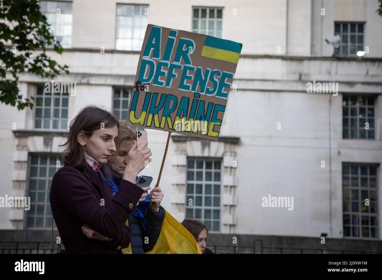 Londra, Regno Unito. 25th maggio 2022. I manifestanti stanno tenendo un cartello che chiede la difesa aerea per l'Ucraina a Whitehall, dove la gente si è riunita per protestare contro la guerra in corso in Ucraina. Credit: Kiki Streitberger / Alamy Live News Foto Stock