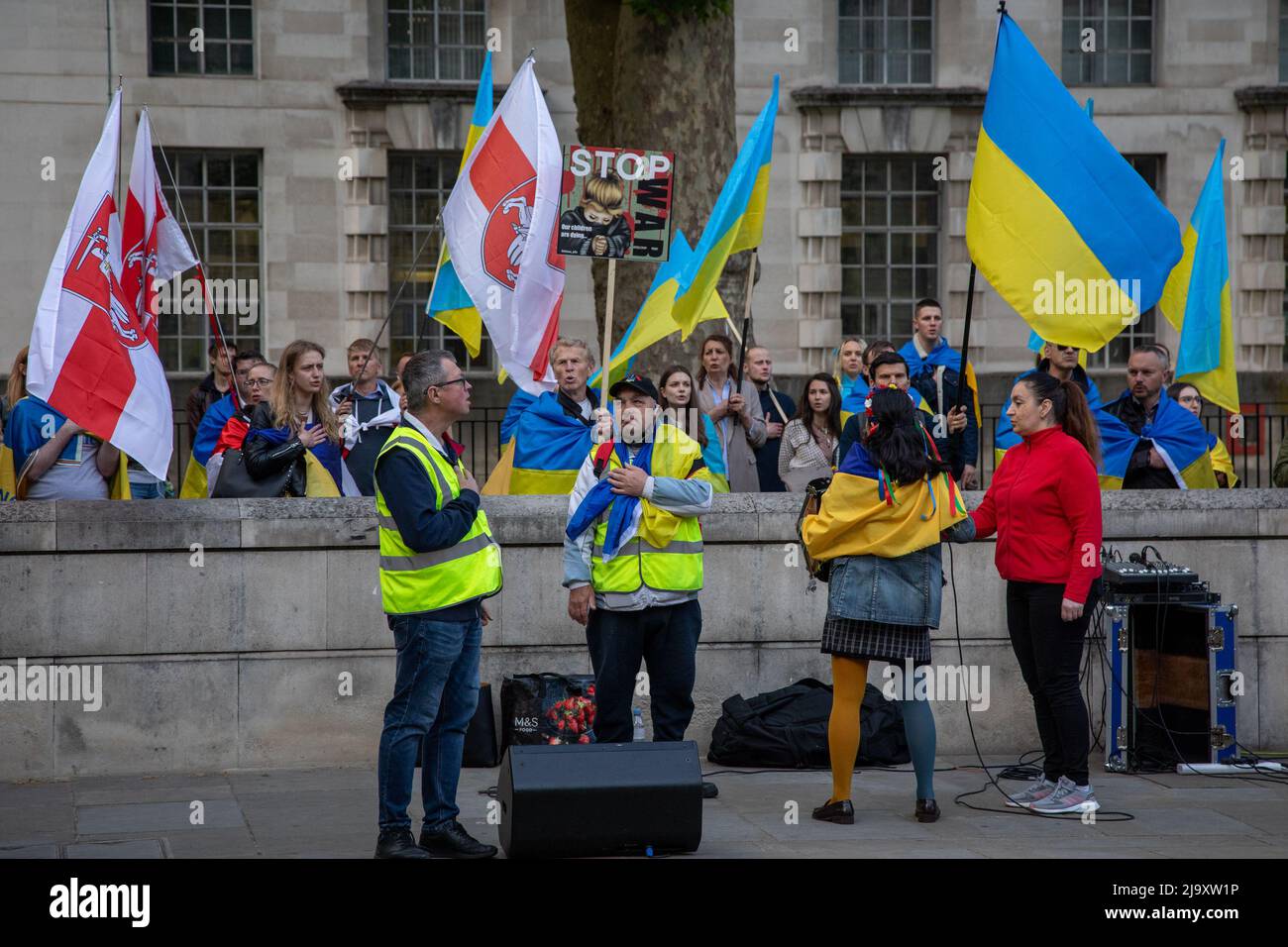 Londra, Regno Unito. 25th maggio 2022. La gente si è riunita a Whitehall per protestare contro la guerra in corso in Ucraina. Credit: Kiki Streitberger / Alamy Live News Foto Stock