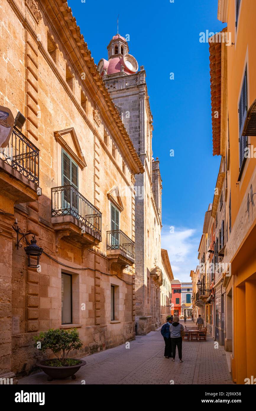 Vista di le Couvent et le Cloître de Saint Augustin in strada stretta, Ciutadella, Minorca, Isole Baleari, Spagna, Europa Foto Stock