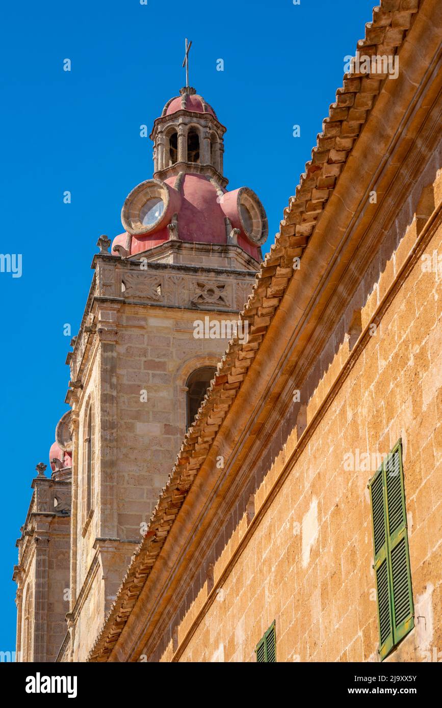Vista di le Couvent et le Cloître de Saint Augustin in strada stretta, Ciutadella, Minorca, Isole Baleari, Spagna, Europa Foto Stock
