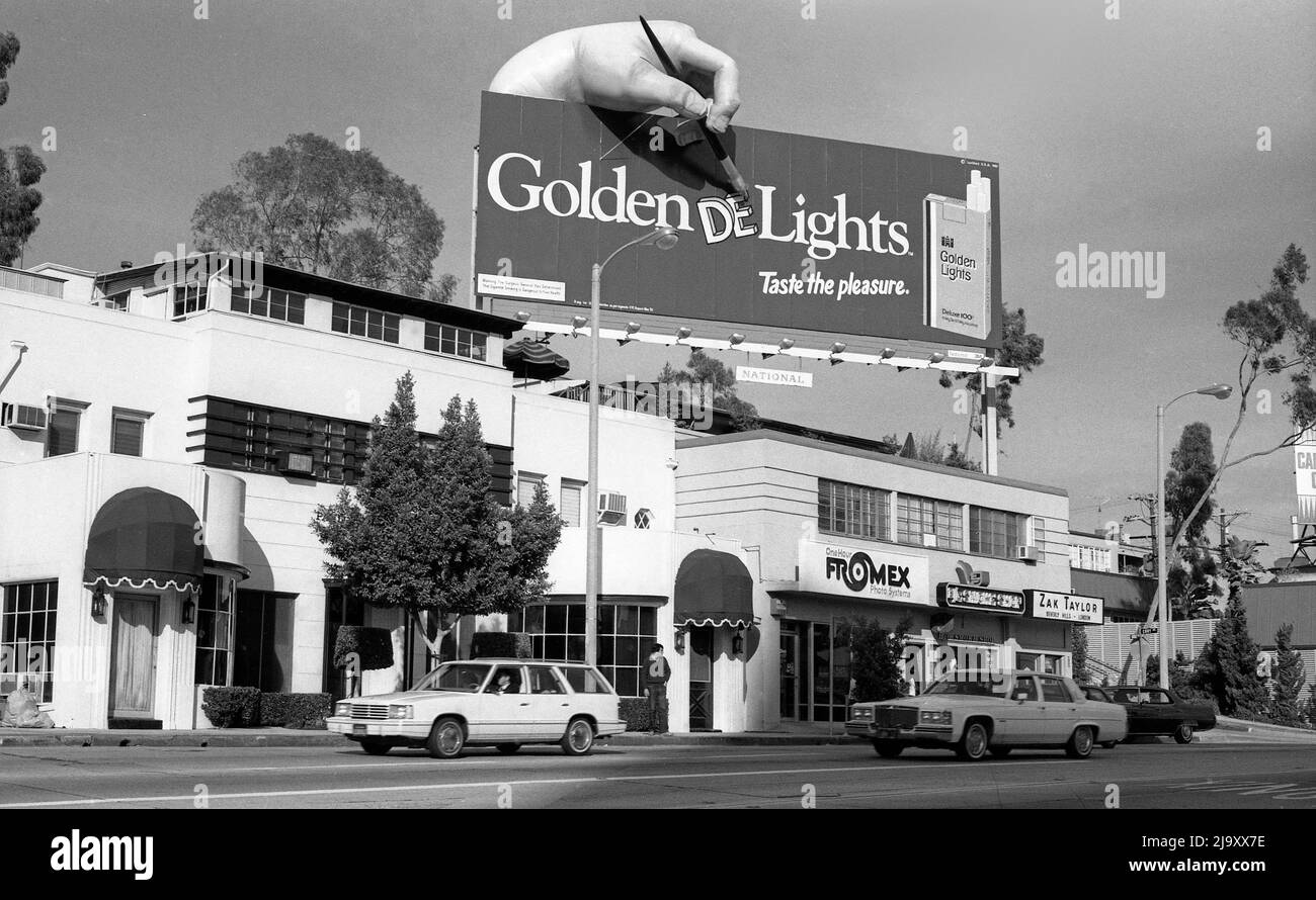 Tabellone per sigarette con elemento gonfiabile tridimensionale sulla Sunset Strip di Los Angeles, CA Foto Stock