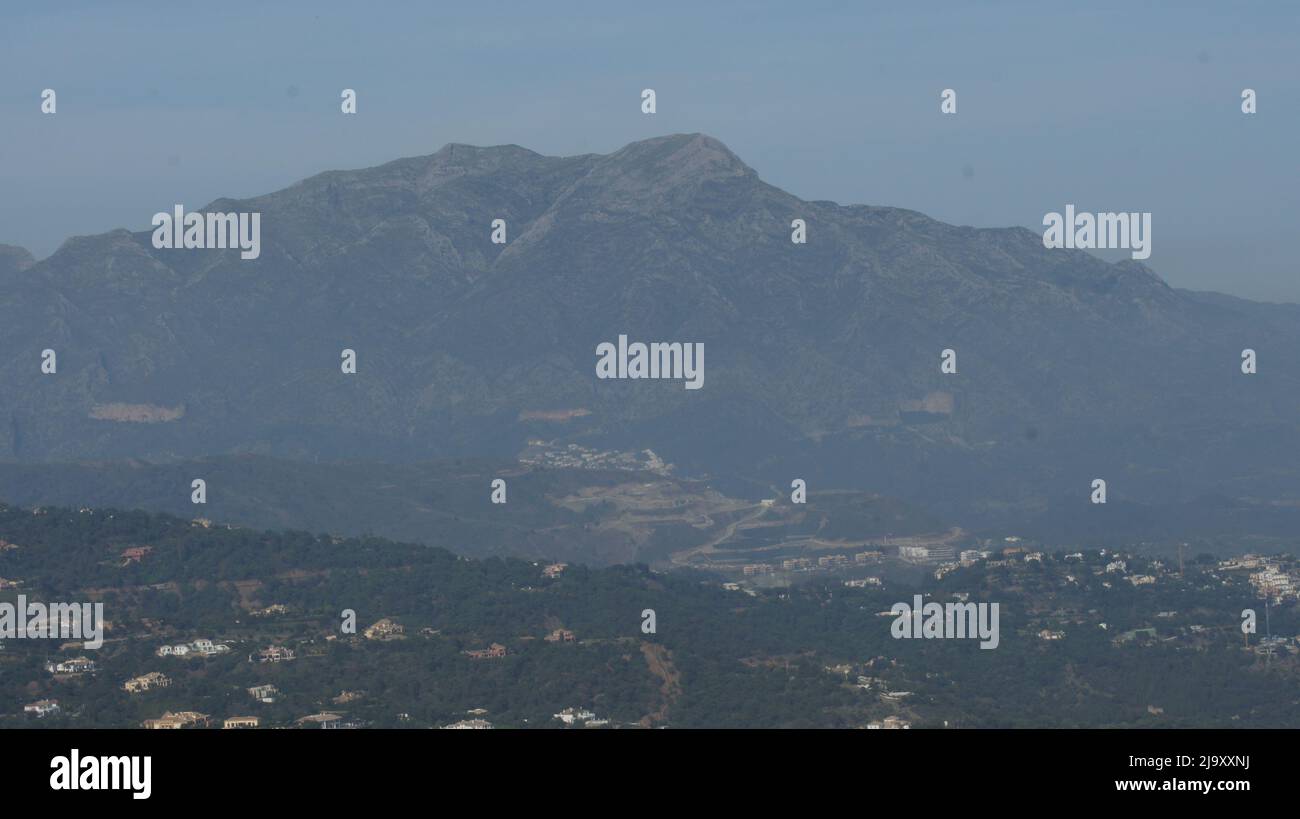 Vista della montagna la Concha dalle rovine del Castello Montemayor Foto Stock