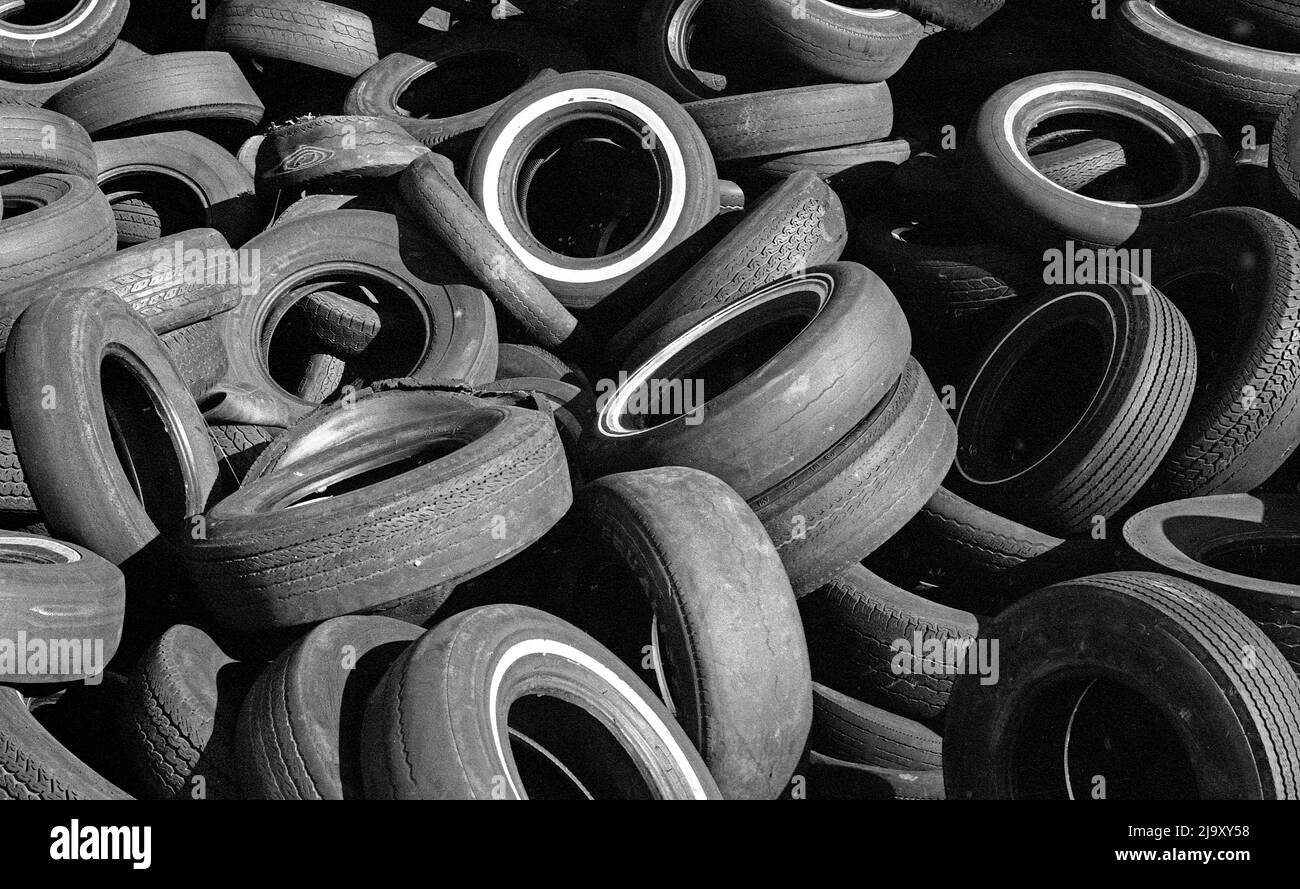Cumulo di pneumatici usati da automobili e camion Foto Stock