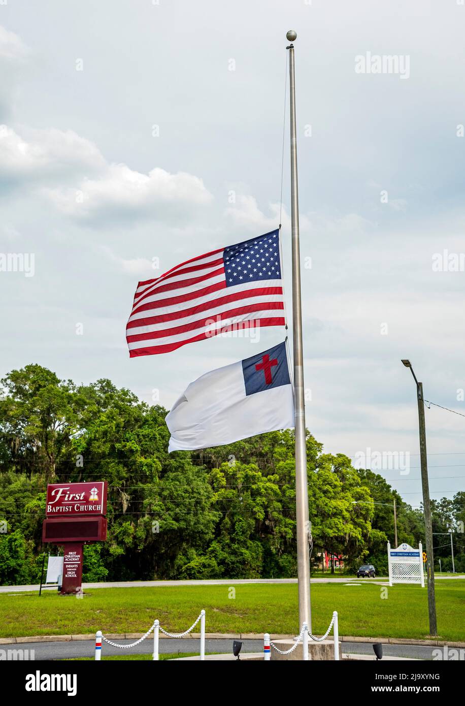 Baptist Church American Flag volato in Florida a metà albero in onore dell'Uvalde, Texas, massacro di tiro della scuola elementare a Robb Elementary Foto Stock