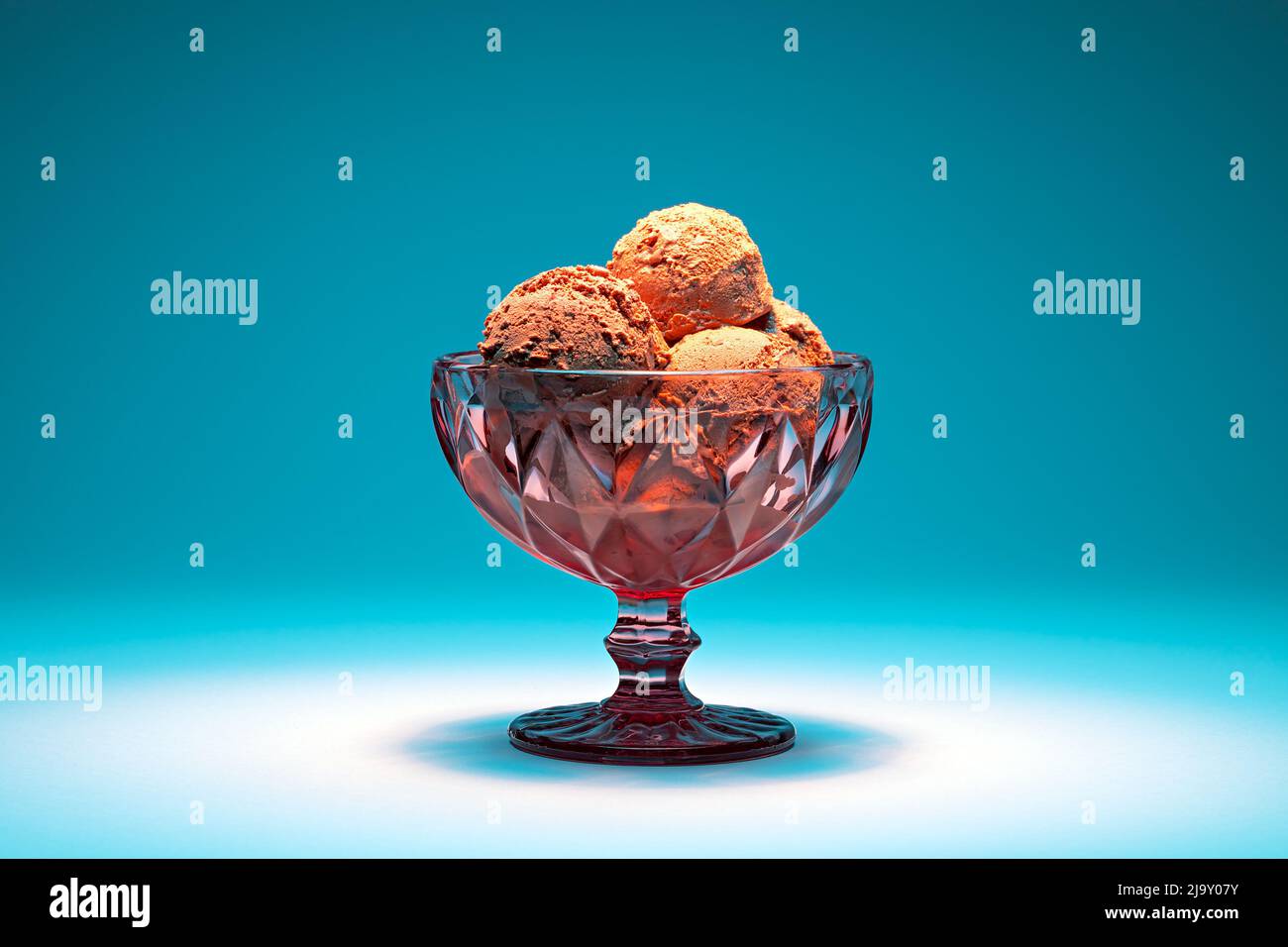 Gelato al cioccolato in una ciotola di vetro rosa Foto Stock