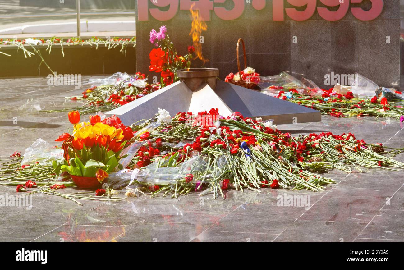 Memoriale commemorativo. Posa dei fiori al fuoco eterno. Omaggio alla memoria dei soldati caduti. Fiori e un saldatore per soldati. Foto Stock