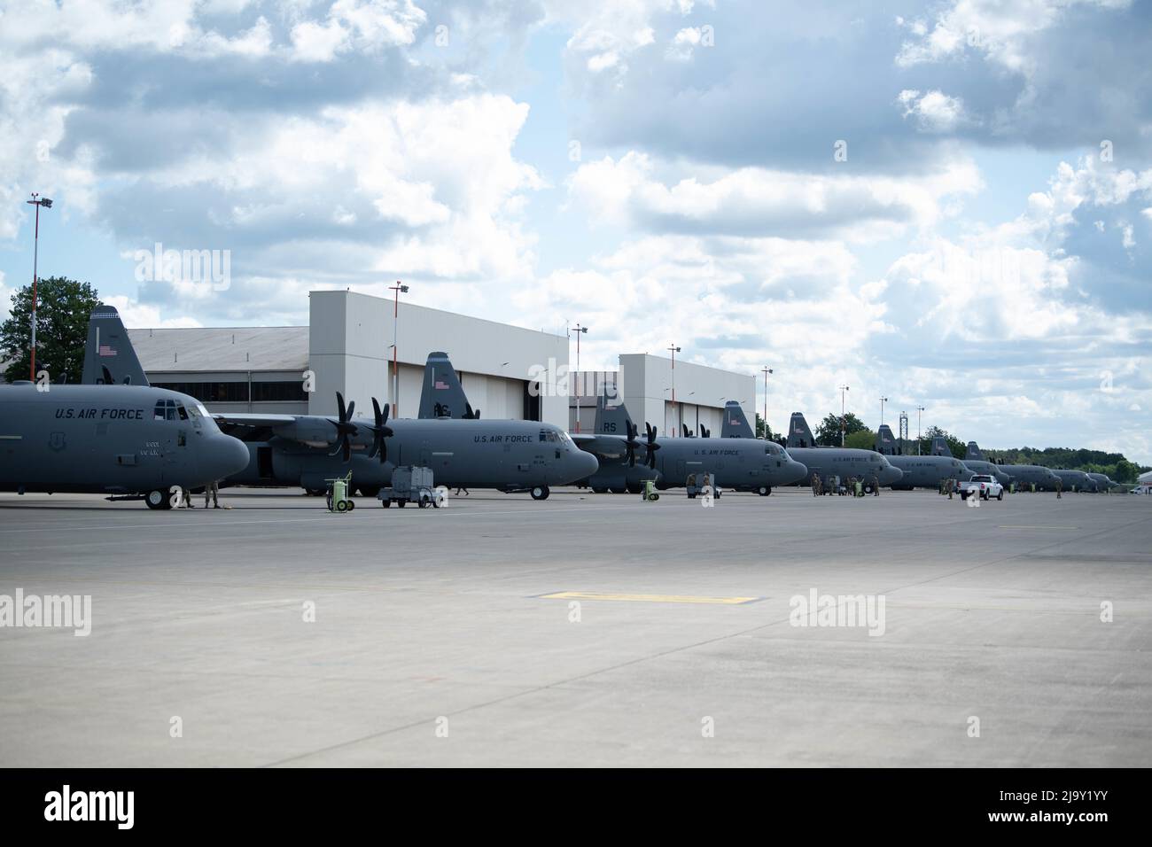 BASE AEREA DI RAMSTEIN, Germania - nove aerei C-130J Super Hercules assegnati allo Squadron Airlift 37th si preparano a eseguire un approccio tattico durante la celebrazione del 80th° anniversario dello squadrone, presso la base aerea di Ramstein, Germania, 25 maggio 2022. Tutti gli aerei hanno iniziato i loro motori all'unisono mentre si preparavano a prendere il volo. (STATI UNITI Air Force foto di Airman 1st Class Jordan Lazaro) Foto Stock