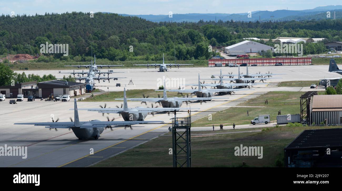 BASE AEREA RAMSTEIN, Germania - nove C-130J Super Hercules in formazione di taxi aereo durante il 80th° anniversario di Airlift Squadron presso la base aerea Ramstein, Germania, 25 maggio 37th 2022. Fondato come il 37th Transport Squadron nel 1942, il 37 AS ha giocato un ruolo in quasi tutte le principali operazioni che coinvolgono gli Stati Uniti e i suoi alleati dalla seconda guerra mondiale (STATI UNITI Air Force foto di staff Sgt. Alexandra M. Longfellow) Foto Stock