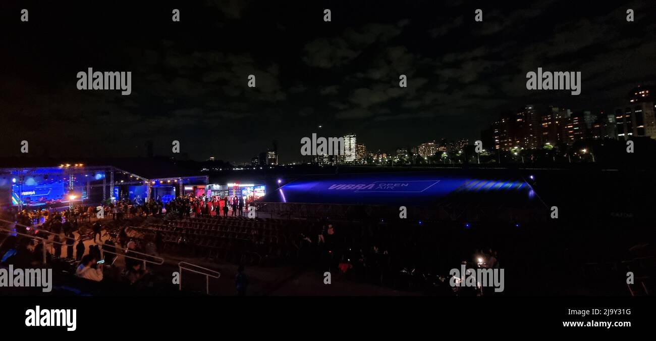 25 maggio 2022, Sao Paulo, Sao Paulo, Brasile: (INT) Vibra Open Air si svolge presso il Jockey Club di Sao Paulo. 25 maggio 2022, Sao Paulo, Brasile: Schermo mostra un film durante Ã¢â‚¬Å“Vibra Open AirÃ¢â‚¬Â, il più grande cinema all'aperto del mondo, che mescola proiezioni di film all'aperto, con spettacoli inediti e gastronomia, al Jockey Club, a Sao Paulo, mercoledì (25). L’edizione è ancora più speciale, in quanto celebra i 20 anni di uno degli eventi più amati e disputati del paese. La grande sessione di apertura dell’evento, con lo screening del Ã¢â‚¬Å“Dottor Estranho no Multiverso da LoucuraÃ Foto Stock