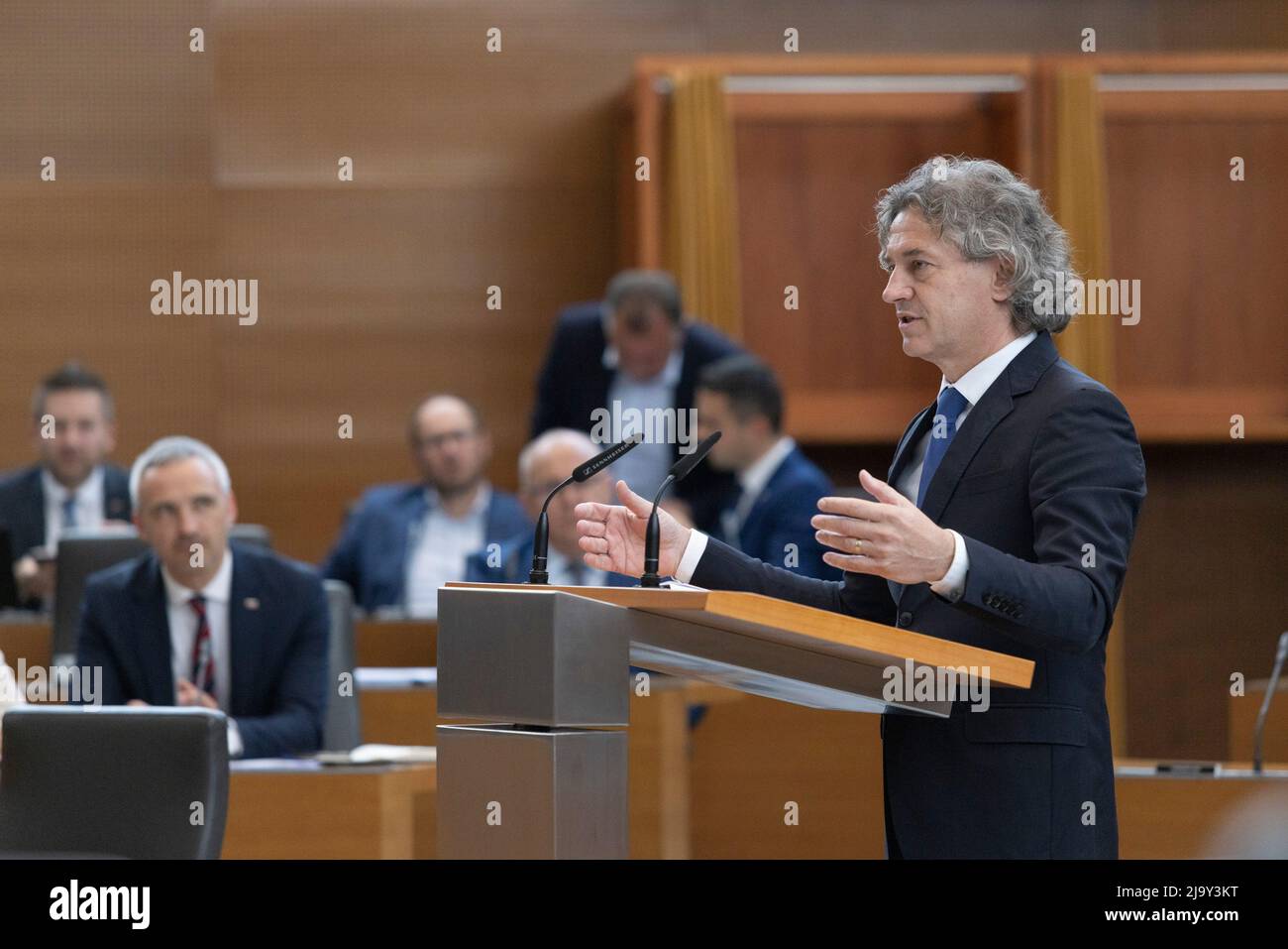 Lubiana, Slovenia. 25th maggio 2022. Robert Golob, leader del movimento libertà di centro-sinistra (FM), si rivolge all'Assemblea Nazionale della Slovenia a Lubiana, Slovenia, 25 maggio 2022. Mercoledì il parlamento sloveno ha confermato Robert Golob come nuovo primo ministro del paese, in un voto segreto con 54 voti contro 30. Credit: Zeljko Stevanic/Xinhua/Alamy Live News Foto Stock