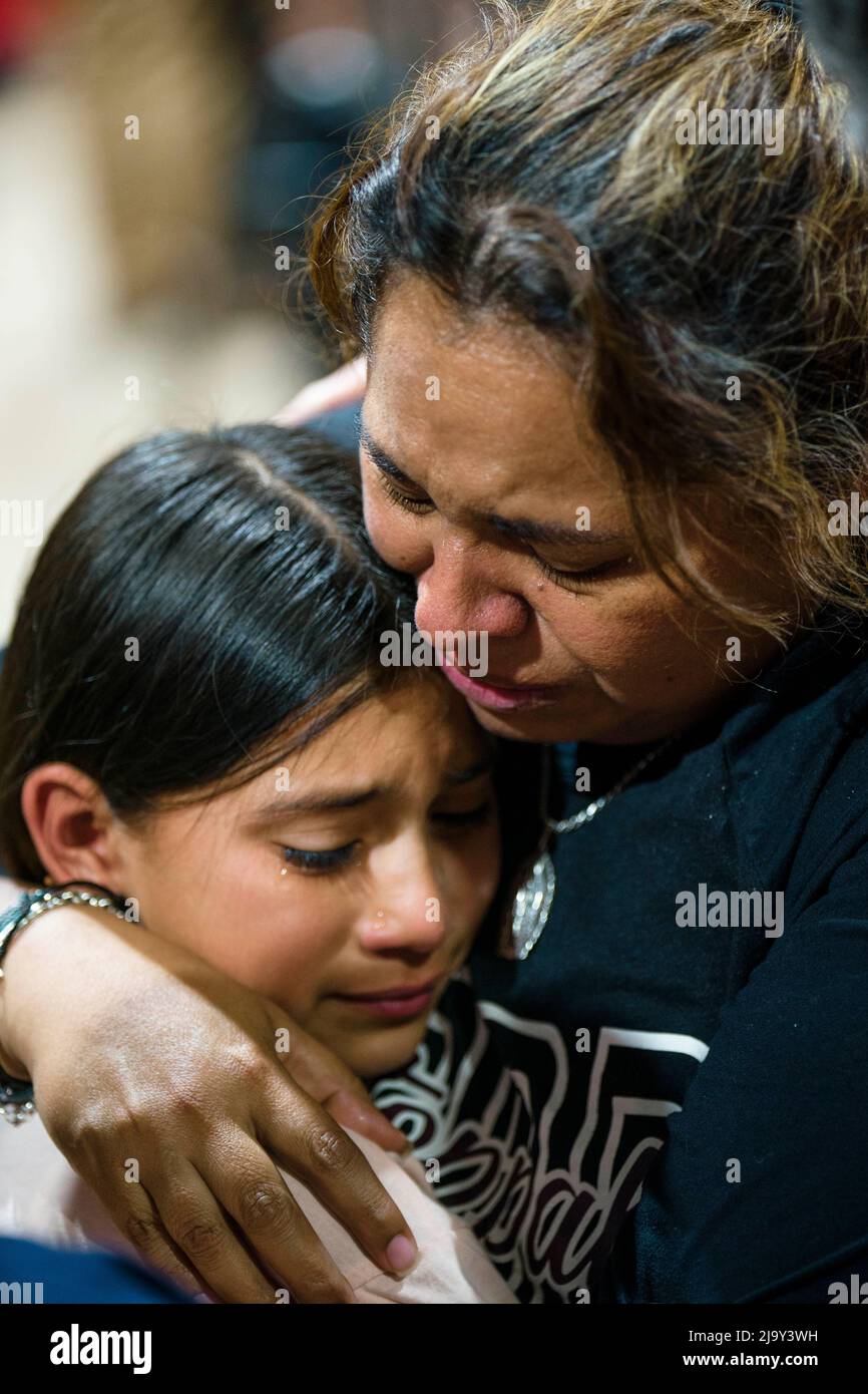 25 maggio 2022: Un insegnante di quarto grado presso la Robb Elementary School di Uvalde, Texas, abbraccia il suo studente alla veglia per le vittime della sparatoria di massa alla loro scuola che ha lasciato 19 studenti, 2 adulti e il pistolero morto. L'insegnante ha detto che la sua classe era proprio accanto a dove il cannoniere si barricò; ha detto ai suoi studenti di pregare dopo aver preso rifugio. (Credit Image: © Jintak Han/ZUMA Press Wire) Credit: ZUMA Press, Inc./Alamy Live News Foto Stock