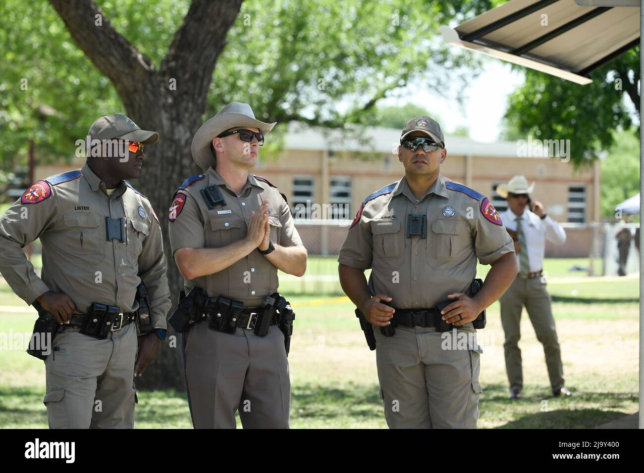 Uvalde, Texas Stati Uniti, 25th maggio, 2022: Dipartimento di pubblica sicurezza del Texas si trova al di fuori della scuola elementare di Robb a Uvalde, dove un uomo da tiro solista ha ucciso 19 scolari e 2 insegnanti il 24 maggio 2022 credito: Bob Daemmrich/Alamy Live News Foto Stock